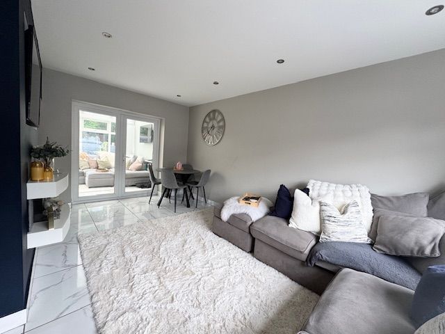 3 Bed Semi-detached House For Sale - Photograph 12