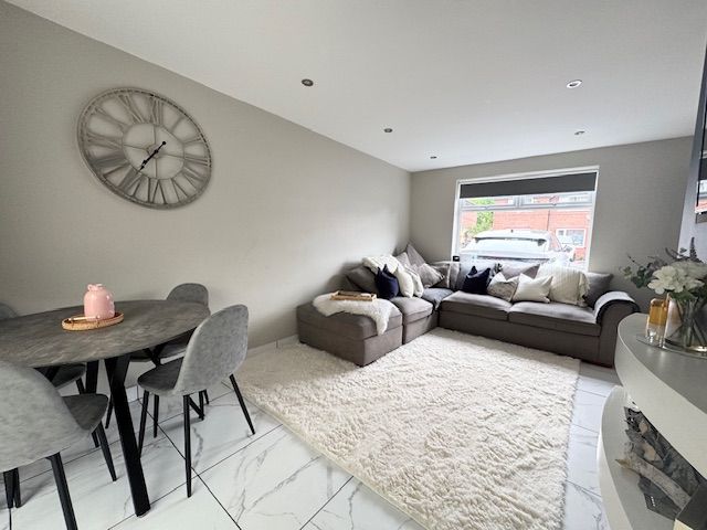 3 Bed Semi-detached House For Sale - Photograph 11