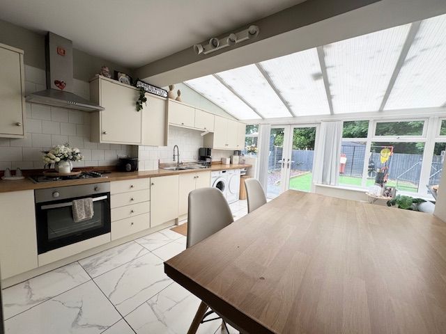 3 Bed Semi-detached House For Sale - Photograph 14
