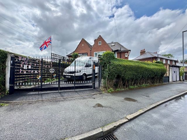 3 Bed Semi-detached House For Sale - Photograph 5
