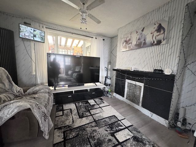 3 Bed Semi-detached House For Sale - Photograph 16