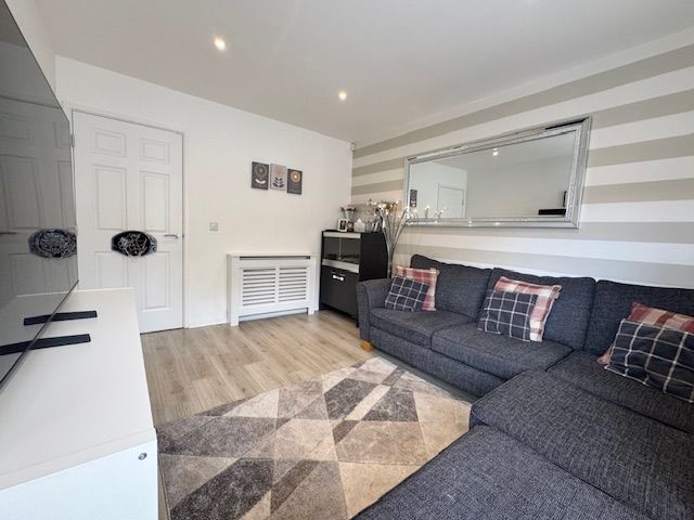2 Bed Semi-detached House For Sale - Photograph 6