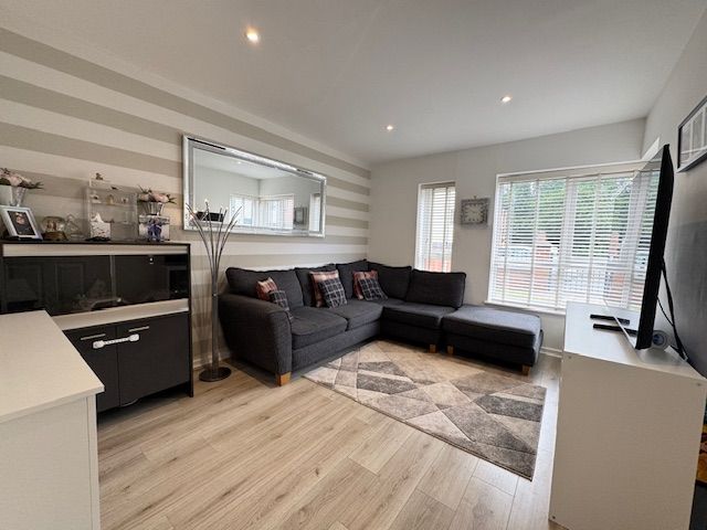 2 Bed Semi-detached House For Sale - Photograph 5