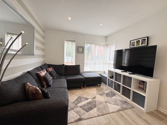 2 Bed Semi-detached House For Sale - Photograph 7