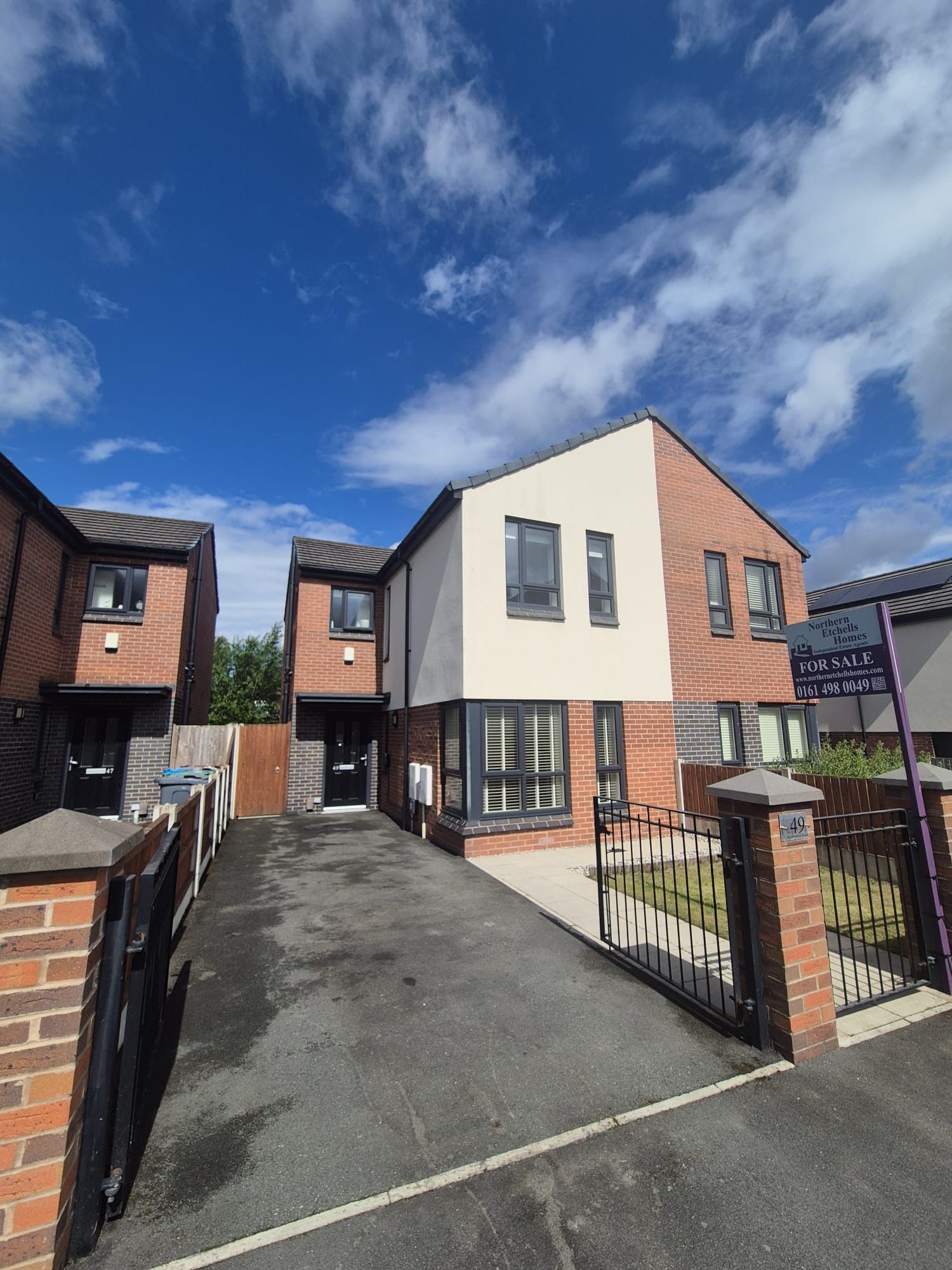 2 Bed Semi-detached House For Sale - Photograph 1
