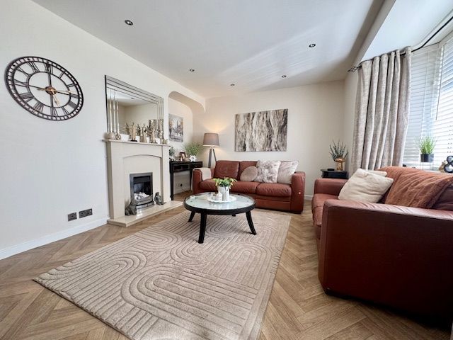 3 Bed Semi-detached House For Sale - Photograph 7