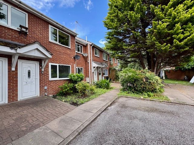 2 Bed Ground Floor Flat/apartment For Sale - Photograph 1