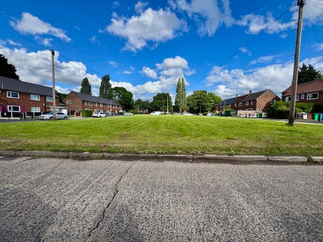 3 Bed Mid Terraced House For Sale - Photograph 32