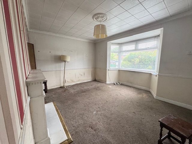 3 Bed Semi-detached House For Sale - Photograph 8