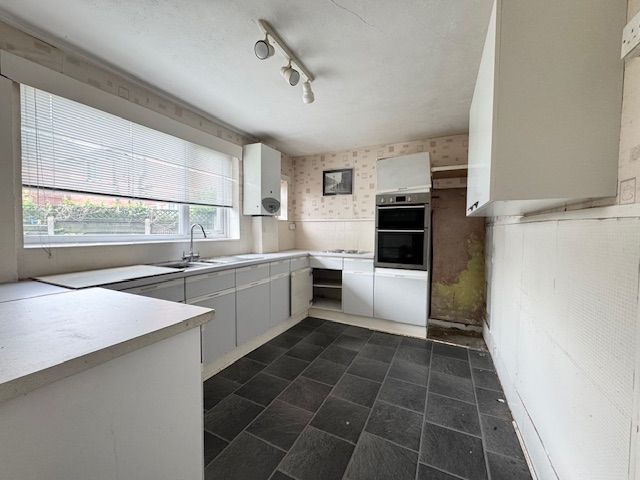 3 Bed Semi-detached House For Sale - Photograph 10