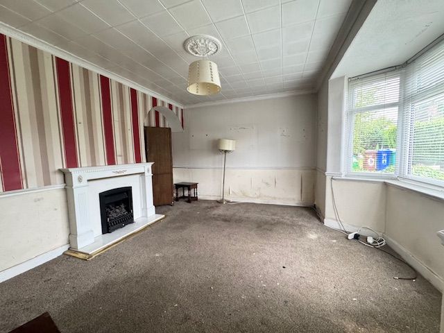 3 Bed Semi-detached House For Sale - Photograph 9