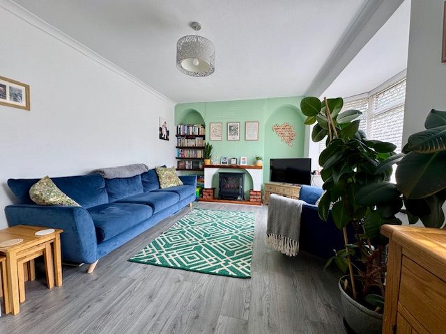 3 Bed Semi-detached House For Sale - Photograph 3