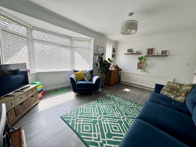 3 Bed Semi-detached House For Sale - Photograph 4