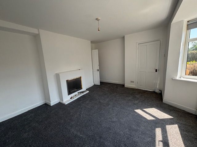 3 Bed End Terraced House To Rent - Photograph 3