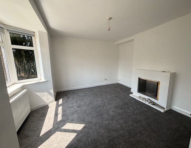 3 Bed End Terraced House To Rent - Photograph 2