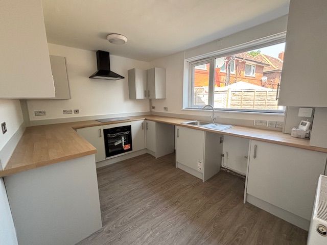 3 Bed End Terraced House To Rent - Photograph 4