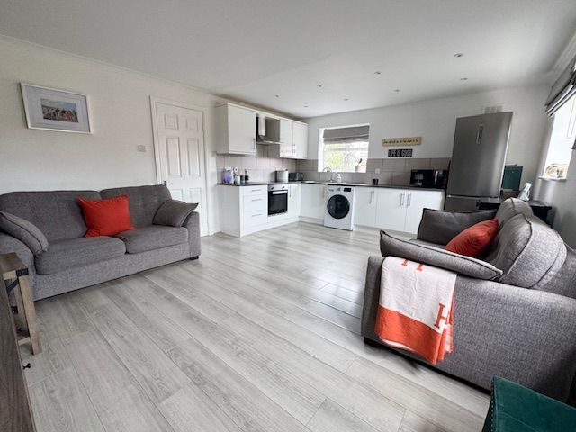 2 Bed Apartment Flat/apartment For Sale - Photograph 7