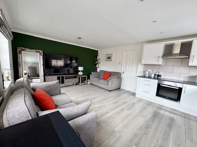 2 Bed Apartment Flat/apartment For Sale - Photograph 10