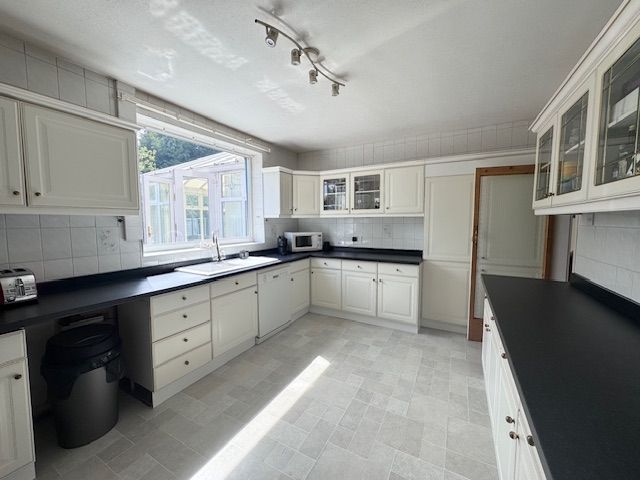 4 Bed Detached House For Sale - Photograph 5