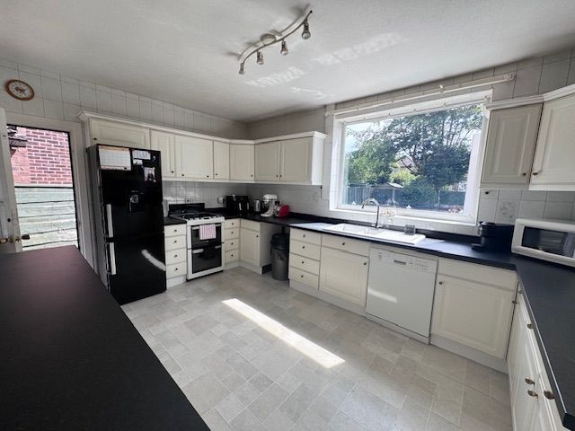 4 Bed Detached House For Sale - Photograph 4