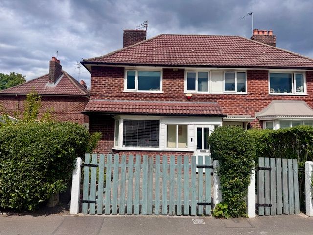 3 Bed Semi-detached House For Sale - Photograph 1