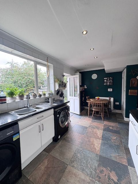 3 Bed Semi-detached House For Sale - Photograph 3