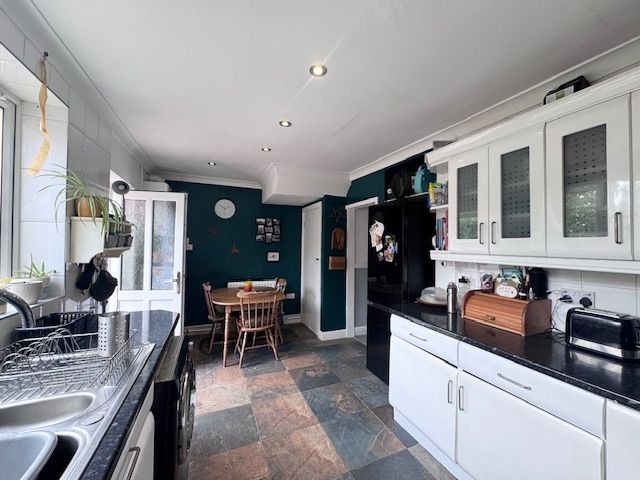 3 Bed Semi-detached House For Sale - Photograph 4