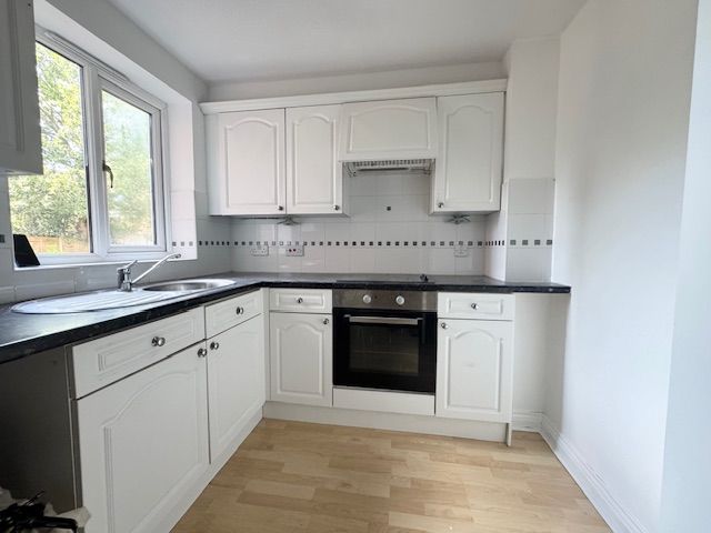 1 Bed Apartment Flat/apartment To Rent - Photograph 5
