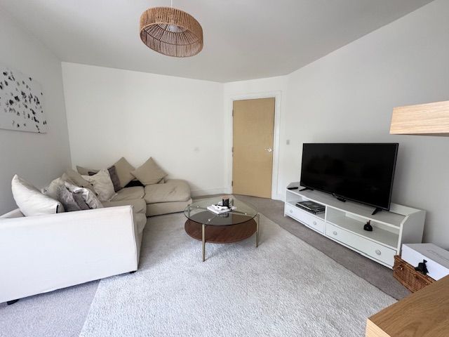 2 Bed Ground Floor Flat/apartment For Sale - Photograph 11