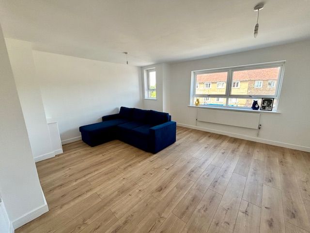 2 Bed Apartment Flat/apartment For Sale - Photograph 3