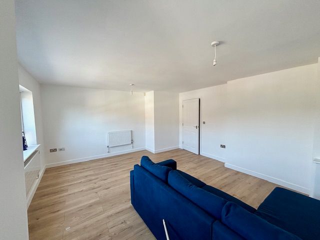 2 Bed Apartment Flat/apartment For Sale - Photograph 4