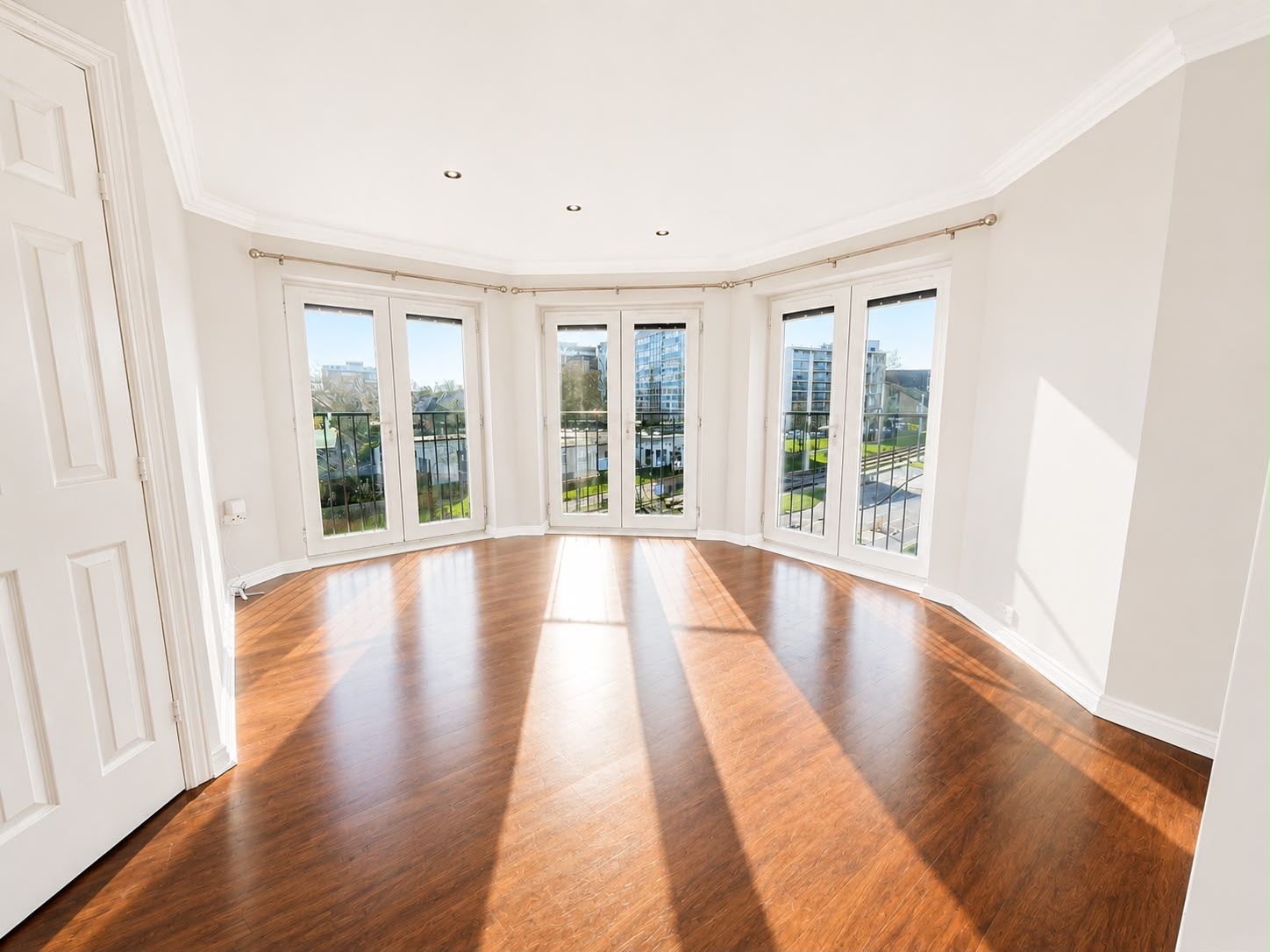 2 Bed Apartment Flat/apartment For Sale - Photograph 2