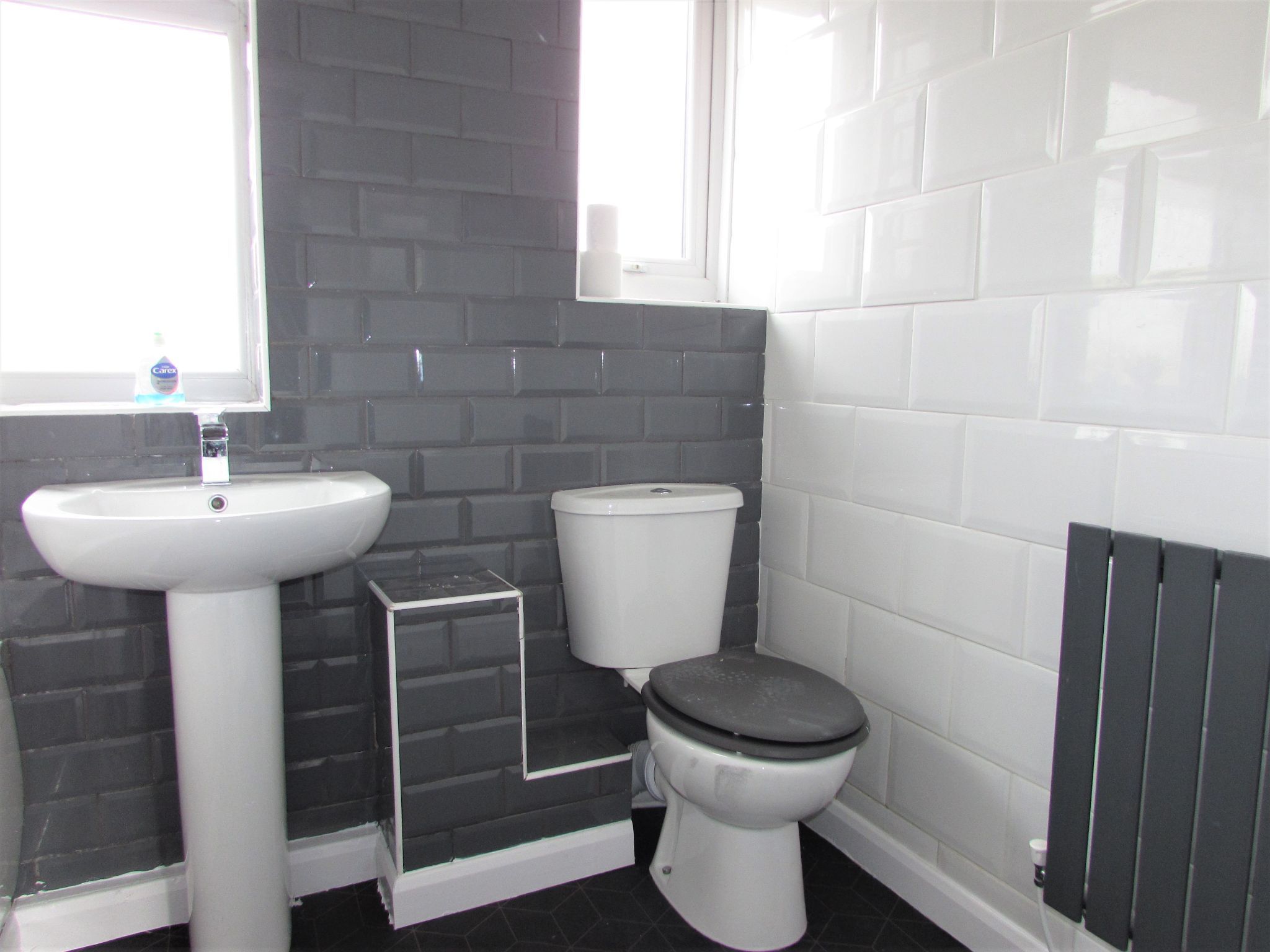 2 Bed Flat Flat/apartment For Sale - Photograph 2