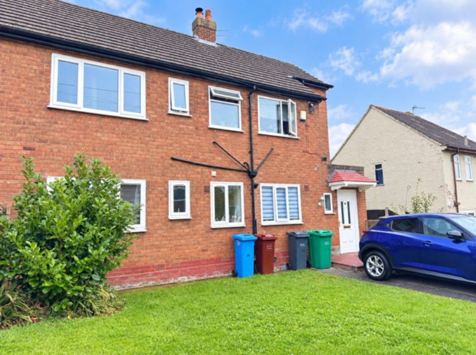 2 Bed Flat Flat/apartment For Sale - Photograph 1