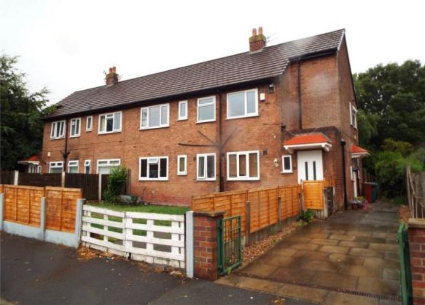 2 Bed Flat Flat/apartment For Sale - Photograph 1