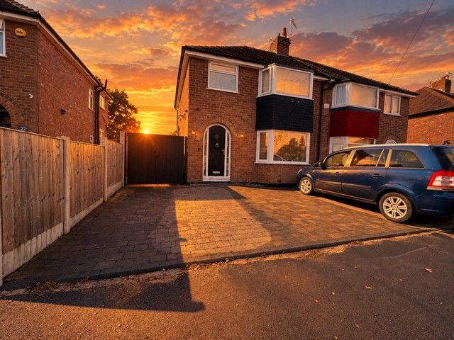 3 Bed Semi-detached House For Sale - Photograph 2