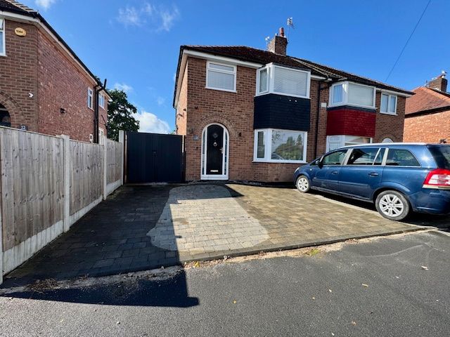 3 Bed Semi-detached House For Sale - Photograph 1