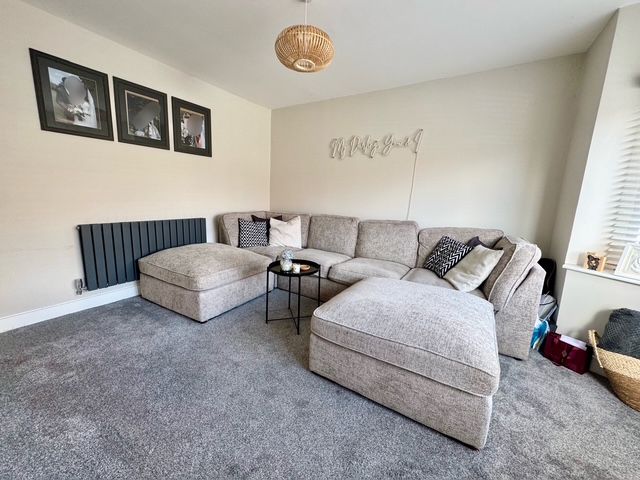 3 Bed Semi-detached House For Sale - Photograph 43