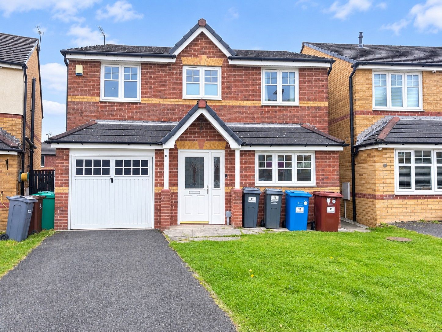 4 Bed Detached House To Rent - Photograph 1