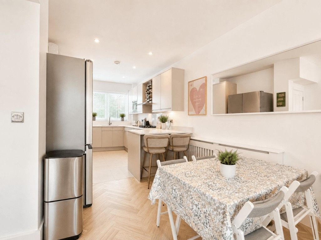 4 Bed Town House For Sale - Photograph 2