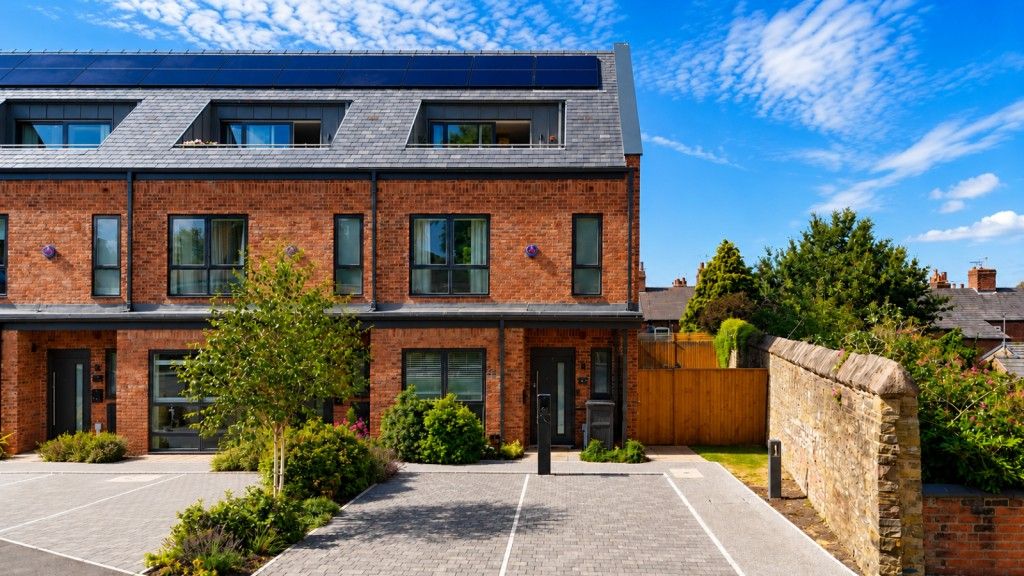 4 Bed Town House For Sale - Photograph 15