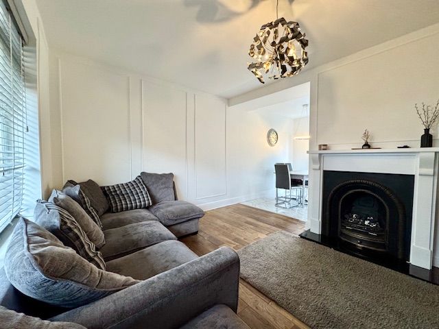3 Bed Semi-detached House For Sale - Photograph 3