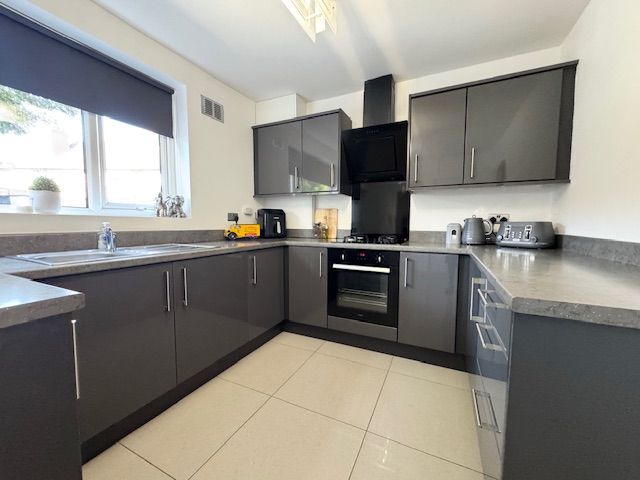 3 Bed Mid Terraced House For Sale - Photograph 7