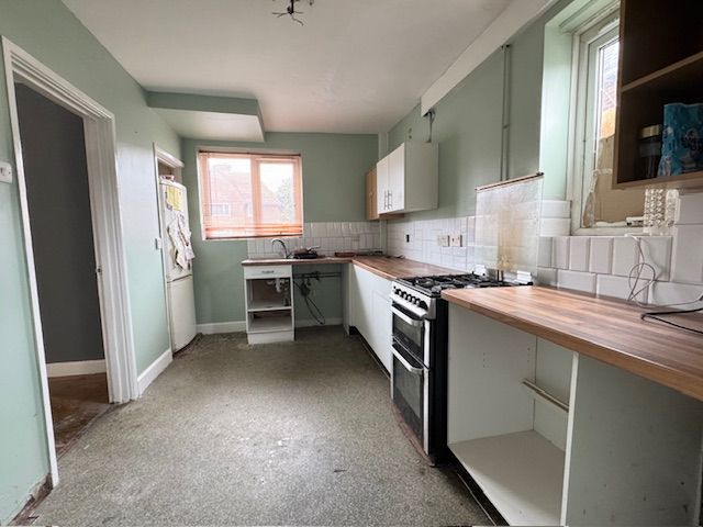 3 Bed End Terraced House For Sale - Photograph 3