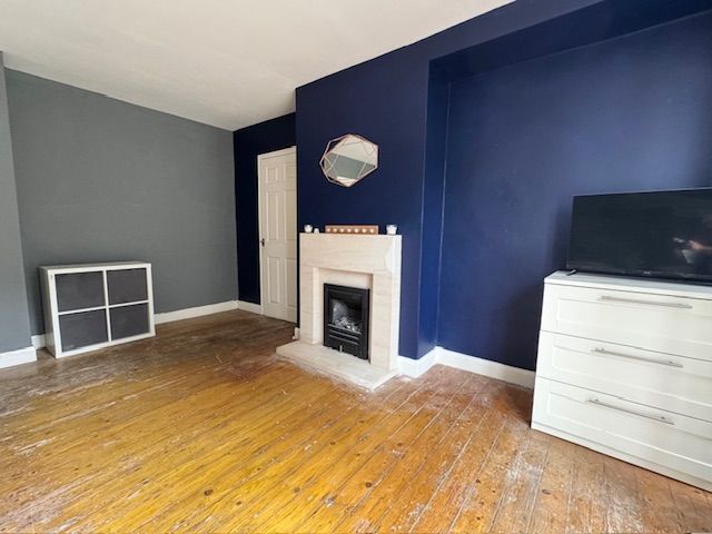 3 Bed End Terraced House For Sale - Photograph 2