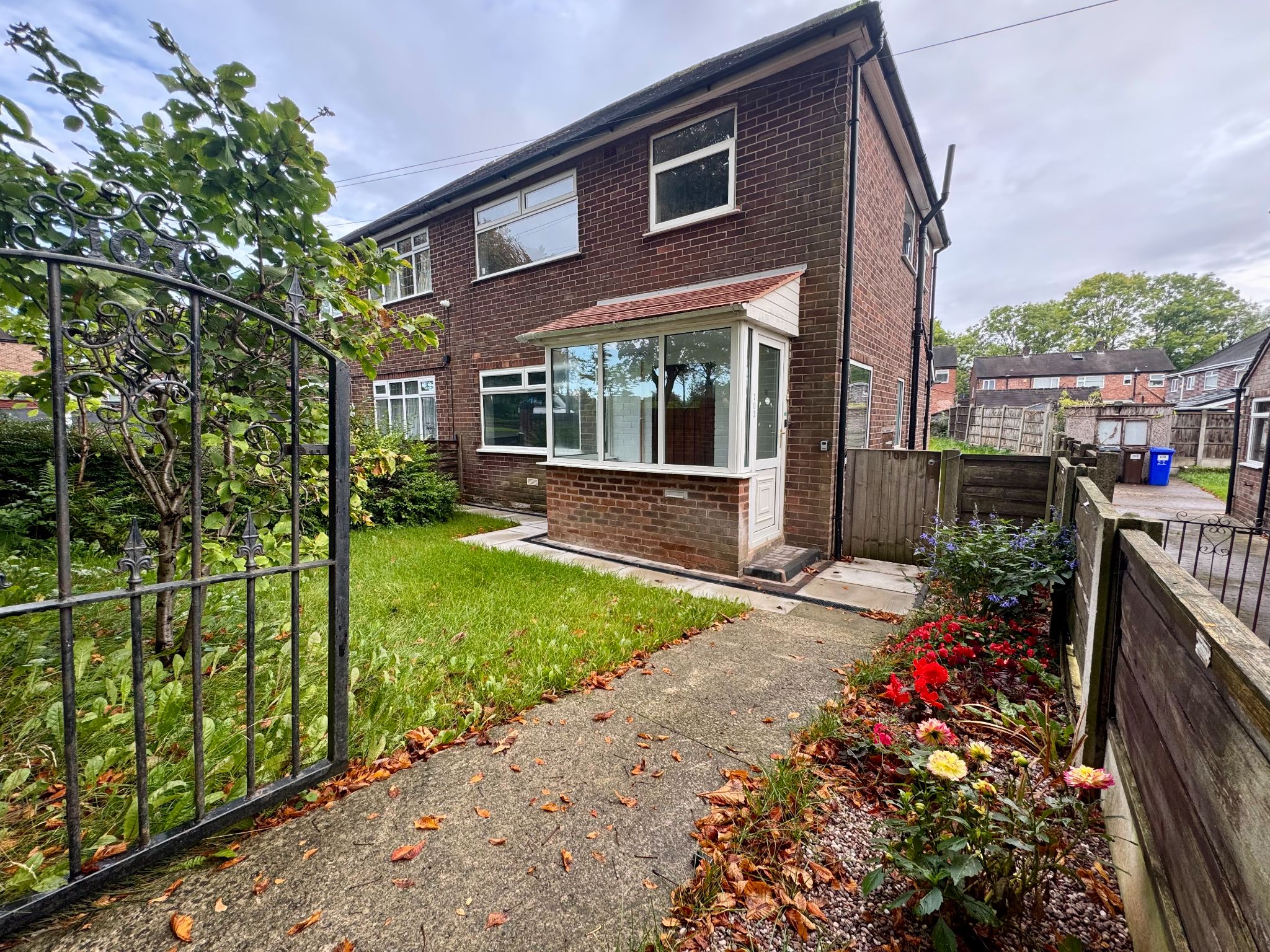 3 Bed Semi-detached House To Rent - Photograph 1