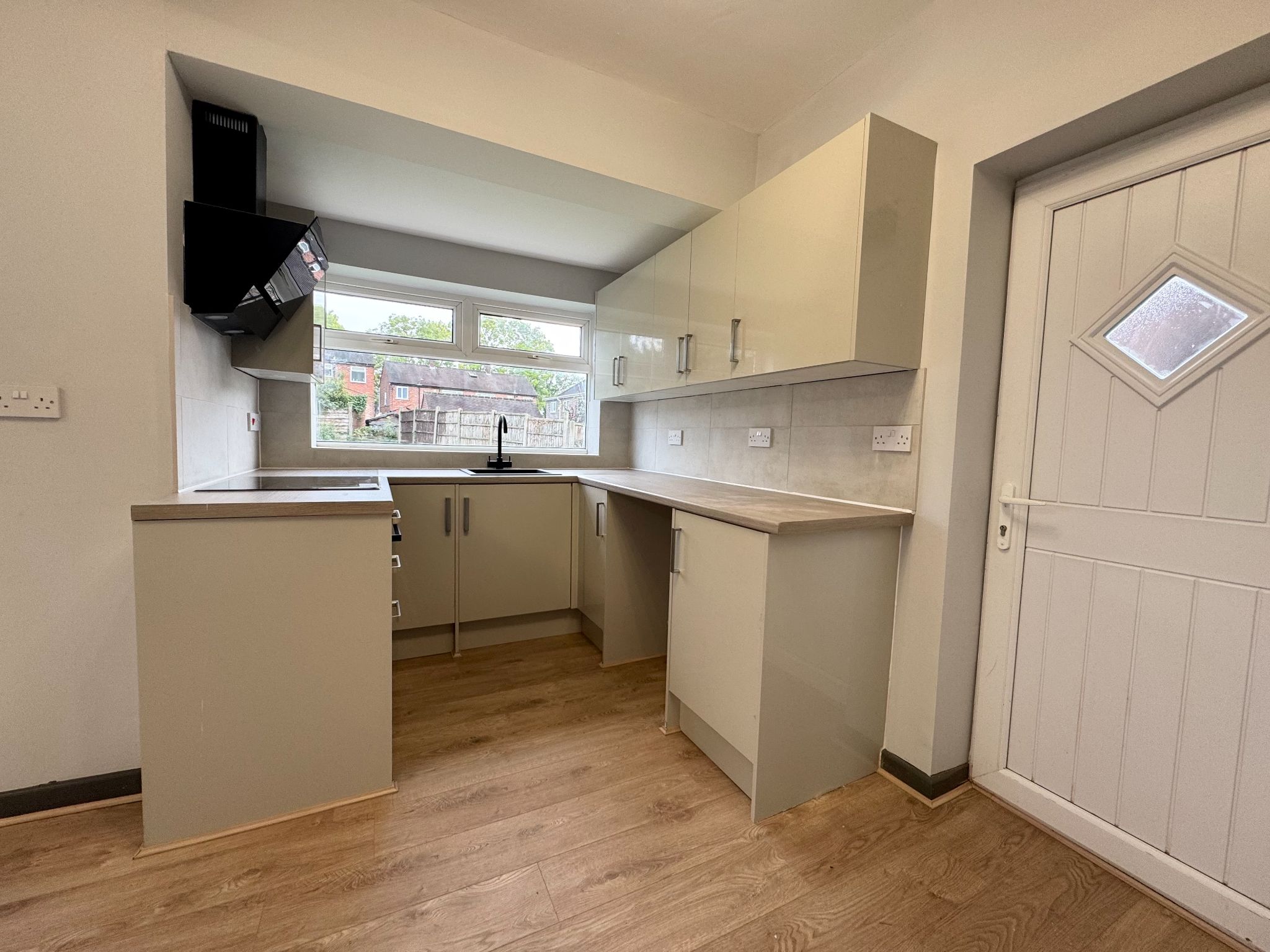 3 Bed Semi-detached House To Rent - Photograph 4