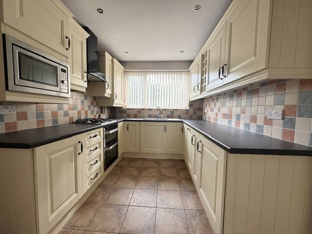 3 Bed Semi-detached House For Sale - Photograph 4