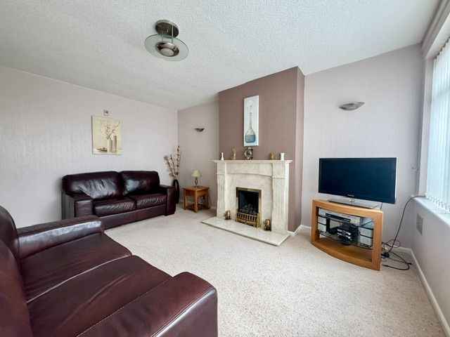 3 Bed Semi-detached House For Sale - Photograph 3