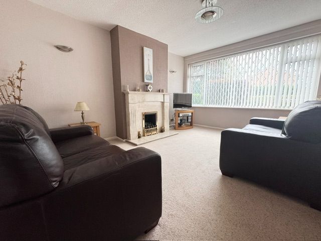 3 Bed Semi-detached House For Sale - Photograph 2